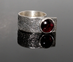 Reticulated silver ring with a garnet