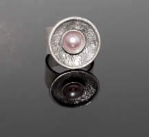 
Silver ring with a natural pink fresh water pearl, reticulated